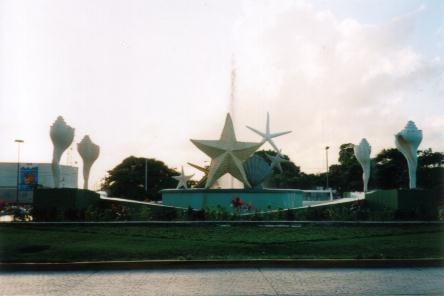 Una glorieta con estrellas de mar y caracoles