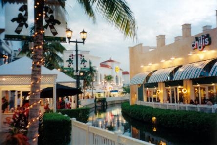 Interior del Centro Comercial La Isla