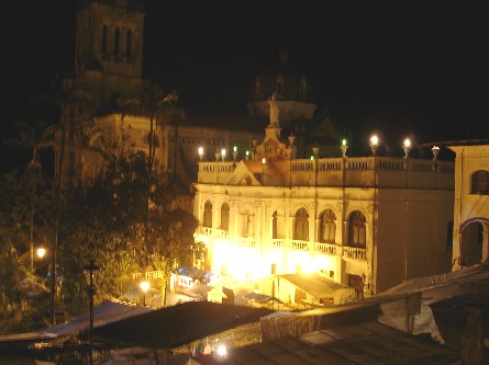 Vista nocturna del Palacio Municipal