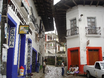 Casas de hermosos techos y balcones