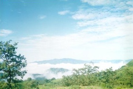 Las nubes cubren las partes altas de la sierra