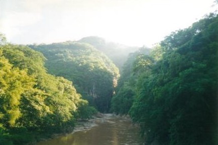 Un río cruzando en medio de las montañas