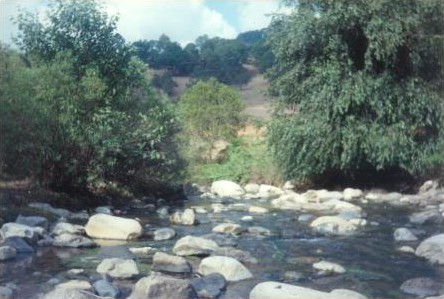 Un riachuelo recorre la sierra