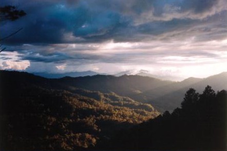 Los rayos del sol se filtran a través de las nubes
