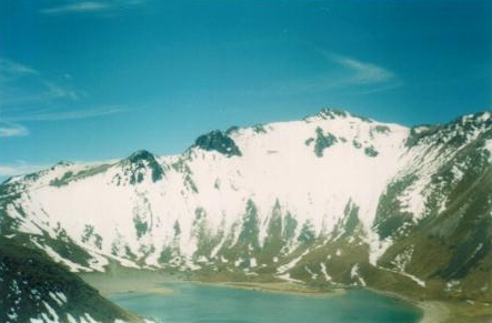Vista de una laguna y la montaña nevada