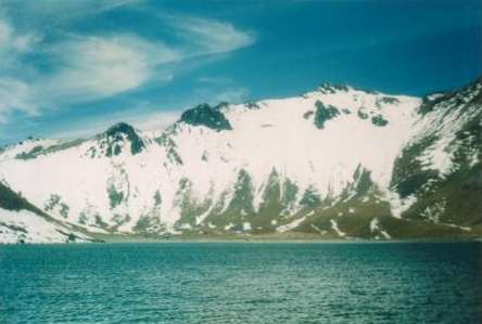 Otra vista de la laguna con el fondo nevado