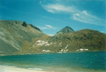 Vista de la laguna hacia una parte con poca nieve