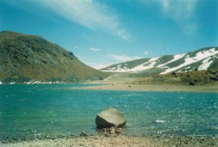Una roca a la orilla de la laguna