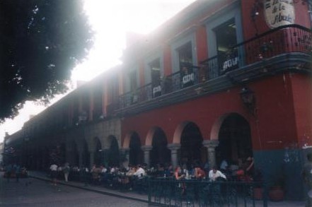 Restaurantes al aire libre en la plaza principal