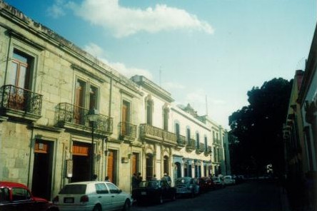 Típicas edificaciones coloniales de cantera verde