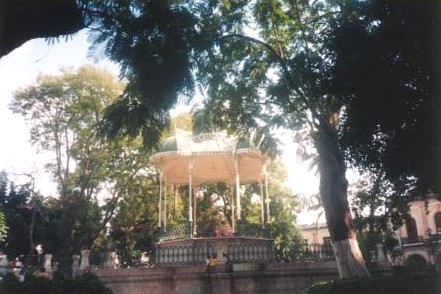Un kiosko en medio del jardín de la plaza central