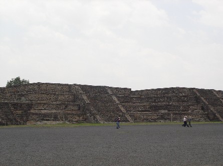 Edificios laterales en la Calzada de los Muertos