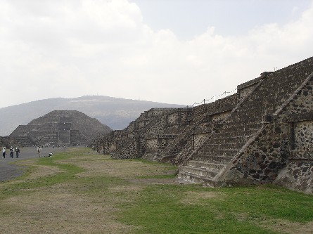 La calzada de los Muertos y la Pirámide de la Luna