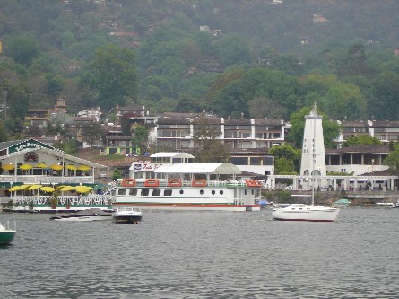 Algunas embarcaciones a la orilla del lago