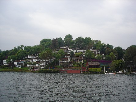 Hermosas casas sobre los cerros que rodean el lago