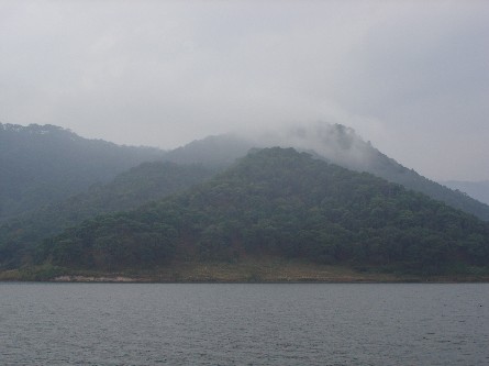 Las montañas que rodean el lago